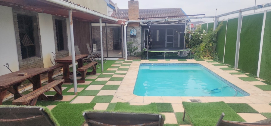 4 Bedroom Property for Sale in Wavecrest Western Cape